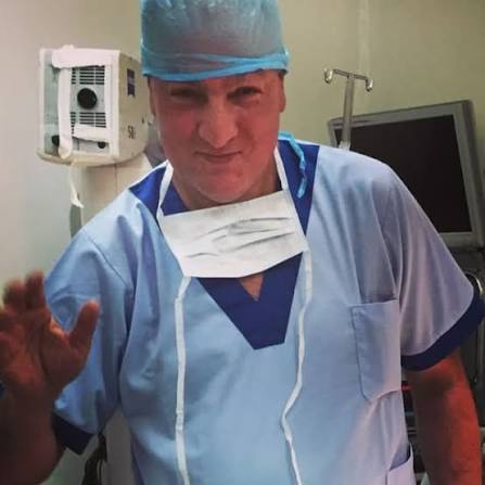 Le Professeur Ali Ouboukhlik, neurochirurgien, au bloc opératoire à Casablanca
